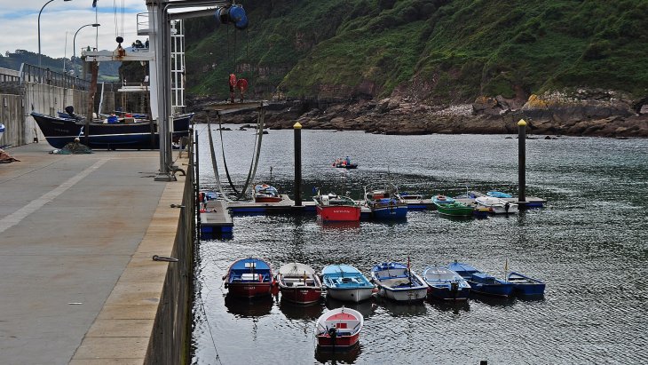 Vista panorámica de Tazones, con sus casas marineras de colores apiñadas sobre el pequeño puerto pesquero asturiano