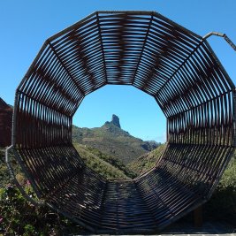 Vista panorámica de Tejeda, con sus casas blancas en la ladera y el Roque Bentayga al fondo, en el centro de Gran Canaria