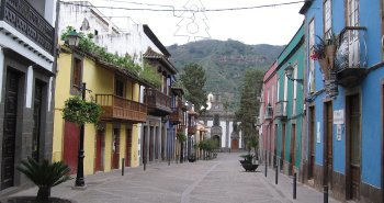 Vista panorámica de Teror con la basílica del Pino y sus casas de balcones canarios, en Gran Canaria