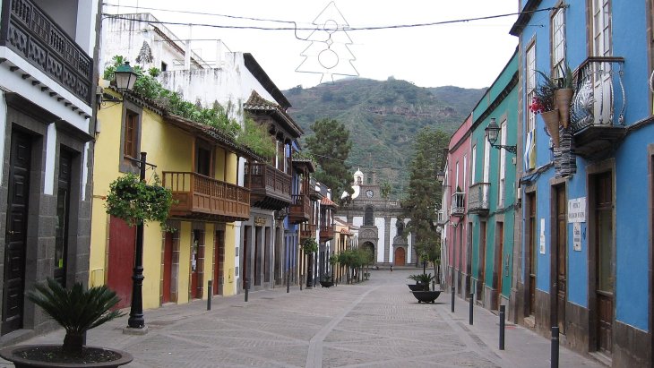 Vista panorámica de Teror con la basílica del Pino y sus casas de balcones canarios, en Gran Canaria