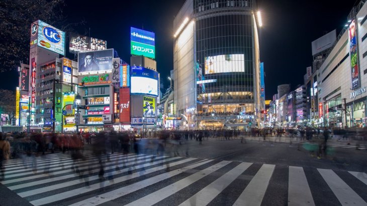 El cruce de Shibuya en Tokio iluminado por pantallas y neones