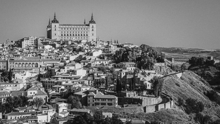Panorámica de Toledo sobre el río Tajo con el Alcázar y la catedral