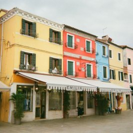 Calle de casas pintadas de colores vivos con cielo despejado