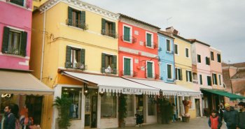 Calle de casas pintadas de colores vivos con cielo despejado