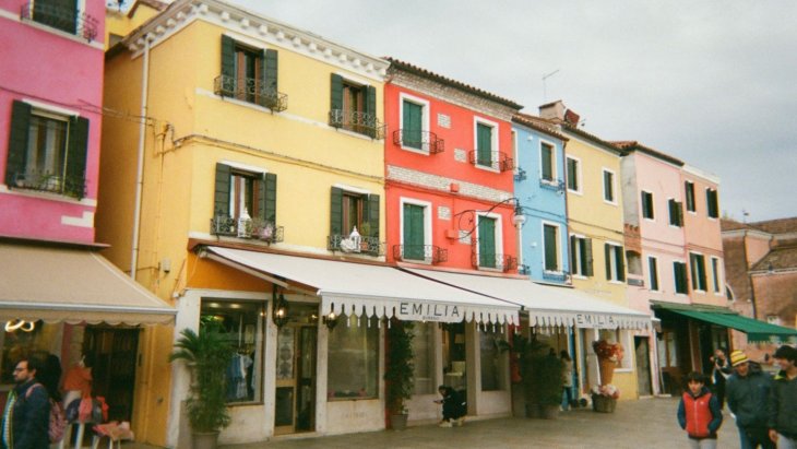 Calle de casas pintadas de colores vivos con cielo despejado
