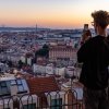 Vista panorámica de una ciudad al atardecer desde un mirador elevado