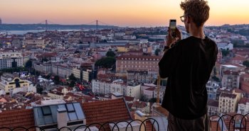 Vista panorámica de una ciudad al atardecer desde un mirador elevado