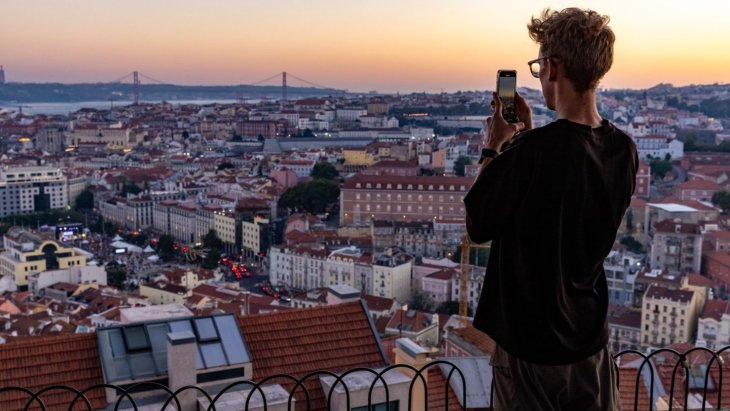 Vista panorámica de una ciudad al atardecer desde un mirador elevado