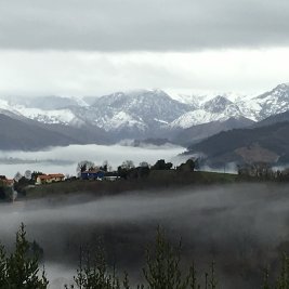 Casas de piedra y hórreos tradicionales de Torazo, aldea rural del concejo asturiano de Cabranes, rodeada de prados verdes