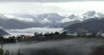 Casas de piedra y hórreos tradicionales de Torazo, aldea rural del concejo asturiano de Cabranes, rodeada de prados verdes
