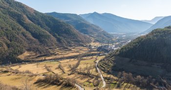 Vista panorámica de Torla con la iglesia de San Salvador y el macizo del Mondarruego al fondo