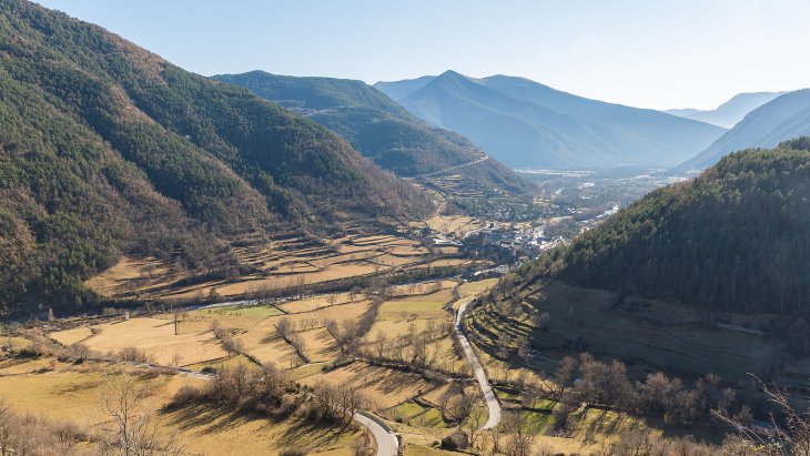Vista panorámica de Torla con la iglesia de San Salvador y el macizo del Mondarruego al fondo