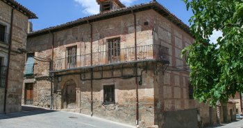 Plaza e iglesia gótica de Santa María Magdalena en Torrelaguna