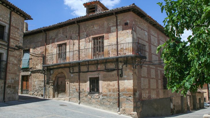 Plaza e iglesia gótica de Santa María Magdalena en Torrelaguna