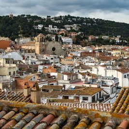 Vista panorámica de Tossa de Mar con las murallas y torres de la Vila Vella junto a la playa