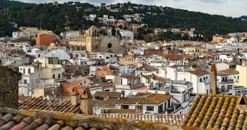 Vista panorámica de Tossa de Mar con las murallas y torres de la Vila Vella junto a la playa