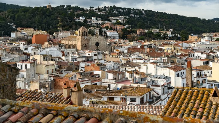 Vista panorámica de Tossa de Mar con las murallas y torres de la Vila Vella junto a la playa