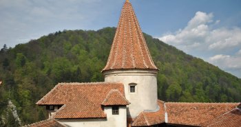 Castillo medieval sobre una colina boscosa en Transilvania, Rumanía