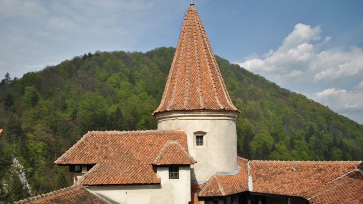 Castillo medieval sobre una colina boscosa en Transilvania, Rumanía