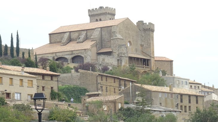 Panorámica de Ujué en lo alto de su cerro, con la iglesia-fortaleza de Santa María dominando el caserío