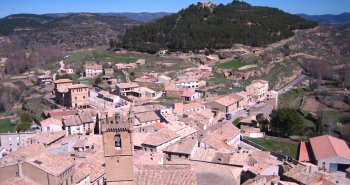 Panorámica de Uncastillo con la torre de Santa María la Mayor y el castillo sobre la Peña Ayllón