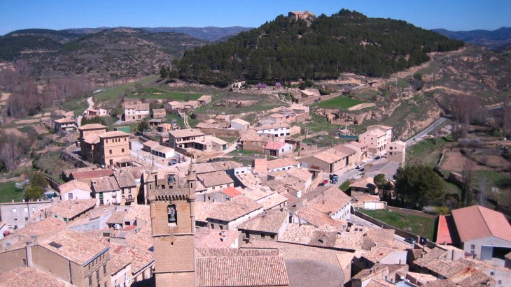 Panorámica de Uncastillo con la torre de Santa María la Mayor y el castillo sobre la Peña Ayllón