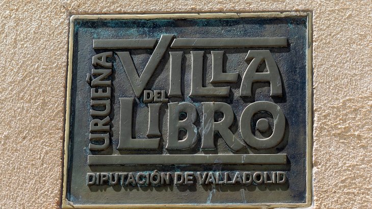 Muralla medieval de Urueña sobre el páramo con la llanura de Tierra de Campos al fondo