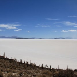 Efecto espejo en el salar de Uyuni reflejando el cielo al atardecer