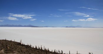Efecto espejo en el salar de Uyuni reflejando el cielo al atardecer