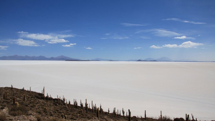 Efecto espejo en el salar de Uyuni reflejando el cielo al atardecer