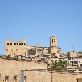 Panorámica de Valderrobres con el puente de piedra sobre el río Matarraña y el castillo gótico en lo alto