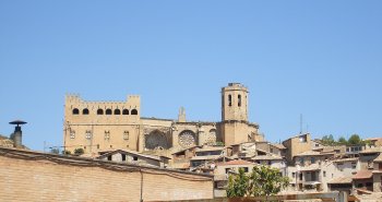 Panorámica de Valderrobres con el puente de piedra sobre el río Matarraña y el castillo gótico en lo alto