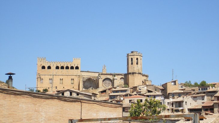 Panorámica de Valderrobres con el puente de piedra sobre el río Matarraña y el castillo gótico en lo alto