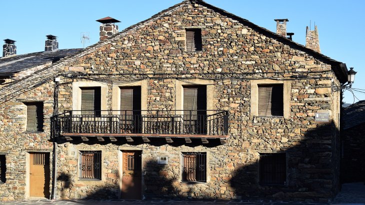Panorámica de Valverde de los Arroyos con sus casas de pizarra negra y el pico Ocejón al fondo