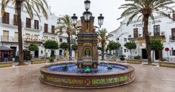 Casas blancas de Vejer de la Frontera coronando la colina, con la vega del río Barbate a sus pies