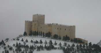 Panorámica de Vélez-Blanco con el castillo renacentista de los Fajardo dominando el caserío blanco
