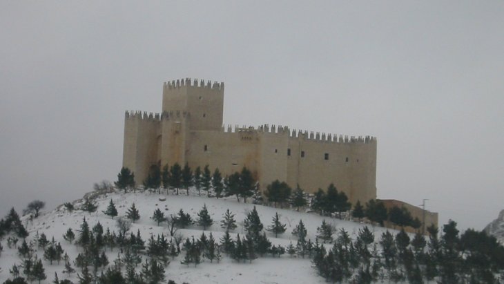 Panorámica de Vélez-Blanco con el castillo renacentista de los Fajardo dominando el caserío blanco
