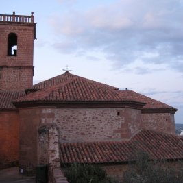 Vista panorámica de Vilafamés con sus casas de piedra rodena roja y el castillo con su torre circular en lo alto