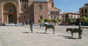 Plaza Mayor porticada de Villanueva de los Infantes (Ciudad Real) con la iglesia de San Andrés al fondo