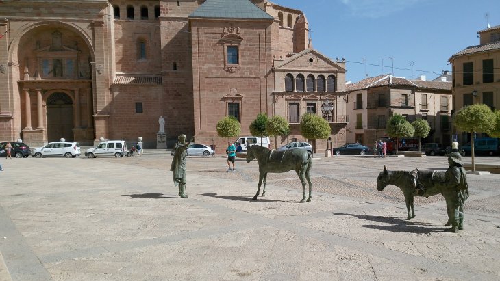 Plaza Mayor porticada de Villanueva de los Infantes (Ciudad Real) con la iglesia de San Andrés al fondo