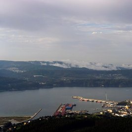 Vista de Viveiro y su ría desde el mirador, con el casco histórico junto al agua