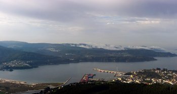 Vista de Viveiro y su ría desde el mirador, con el casco histórico junto al agua