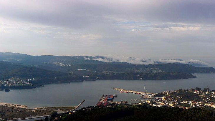 Vista de Viveiro y su ría desde el mirador, con el casco histórico junto al agua