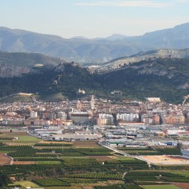 Vista panorámica de Xàtiva con su castillo doble recorriendo la cresta de la sierra sobre los tejados de la ciudad