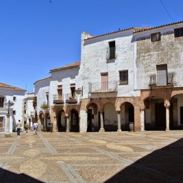 Vista de la Plaza Grande de Zafra con sus soportales encalados, en Badajoz