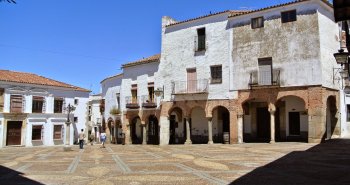 Vista de la Plaza Grande de Zafra con sus soportales encalados, en Badajoz