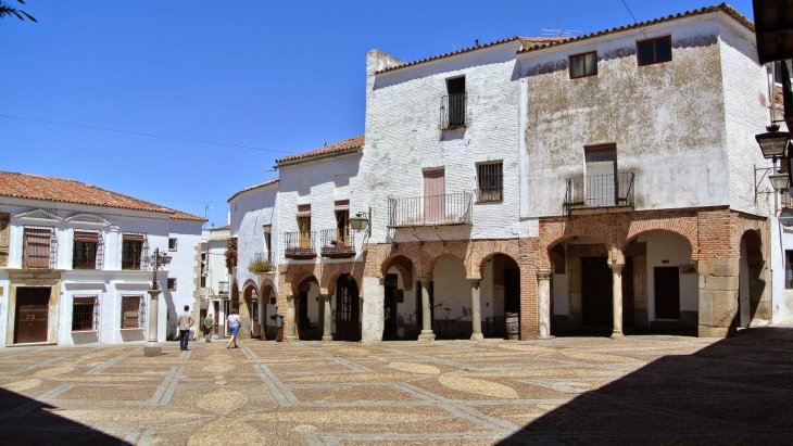 Vista de la Plaza Grande de Zafra con sus soportales encalados, en Badajoz