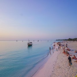 Velero dhow tradicional frente a una playa de aguas turquesas en Zanzíbar