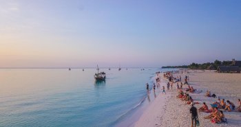 Velero dhow tradicional frente a una playa de aguas turquesas en Zanzíbar