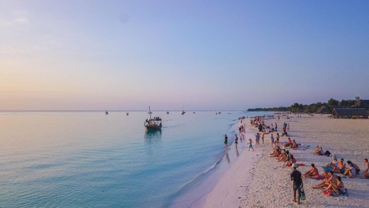 Velero dhow tradicional frente a una playa de aguas turquesas en Zanzíbar